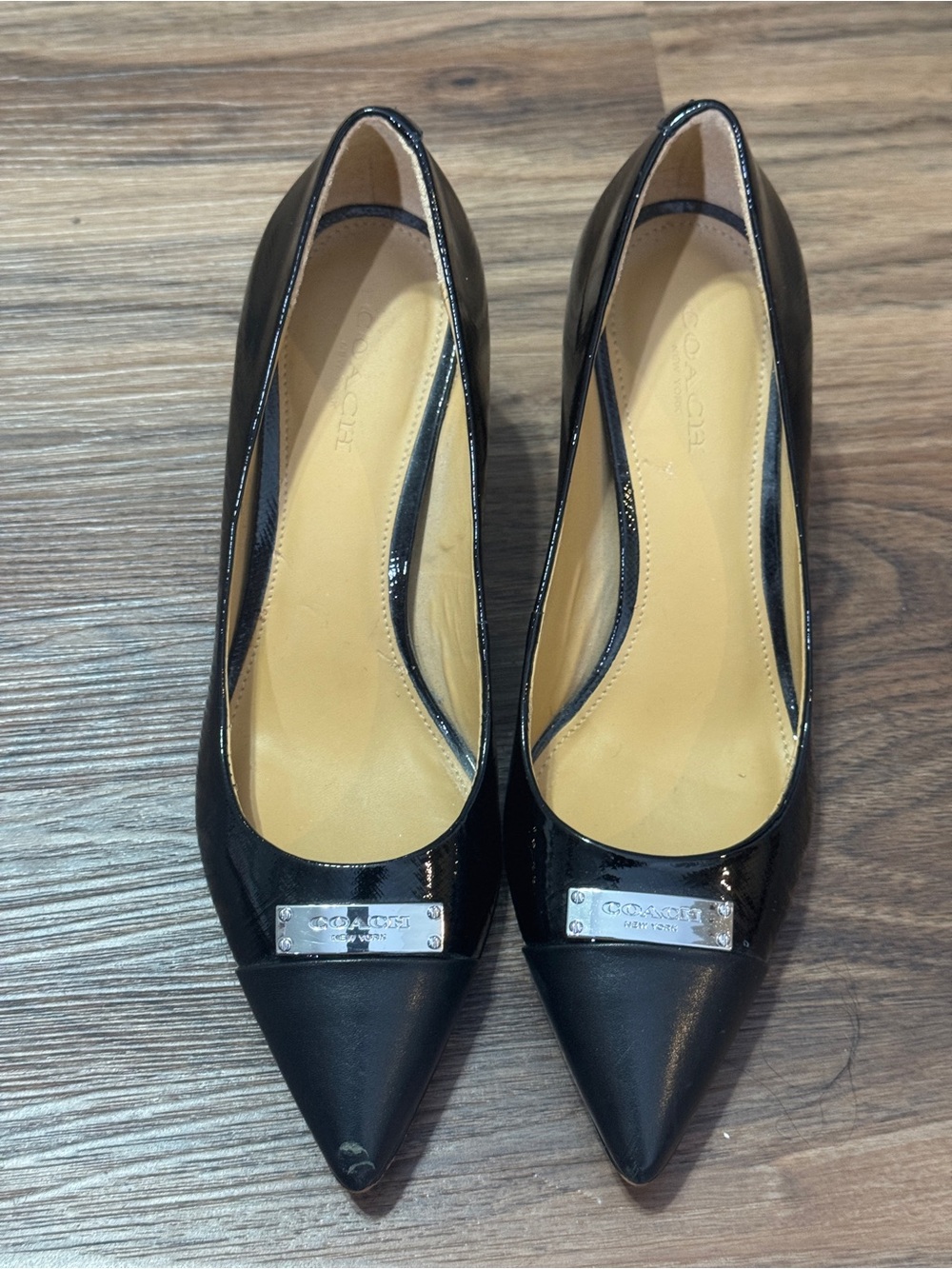 Coach Zan Black Patent Leather Pointed Toe Pumps Silver Emblem Logo Sz. 6B - Picture 3 of 10